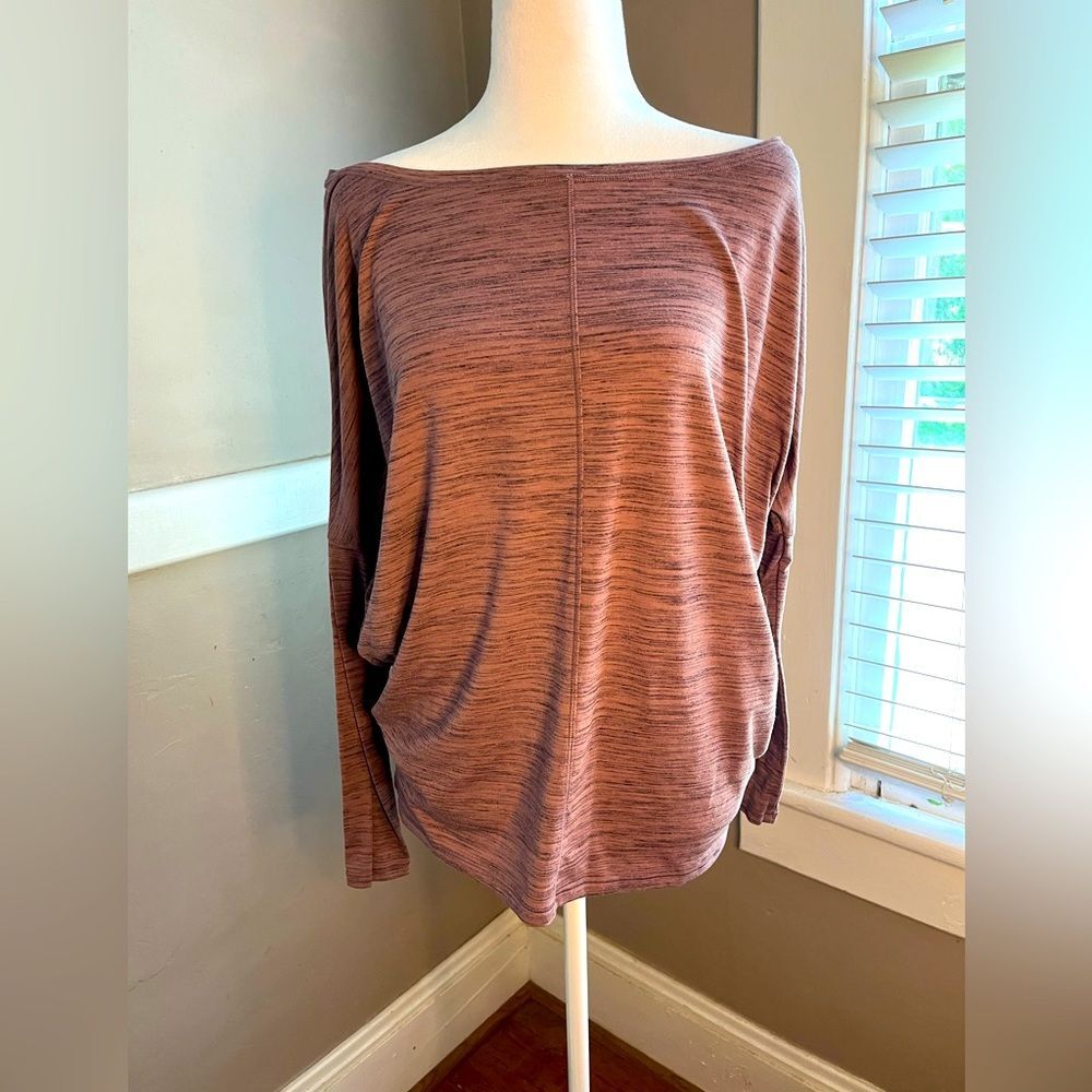 Athleta Essence Flow Top in Flora Mauve / Cabernet size Small EUC